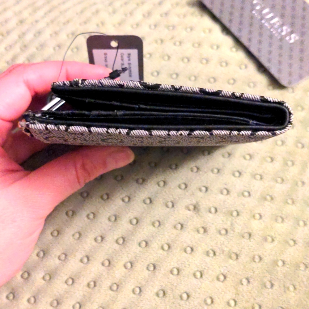 Brand New Guess wallet - Picture 4 of 11